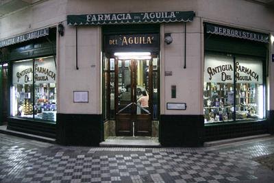 Fachada de la Farmacia La Antigua del Águila